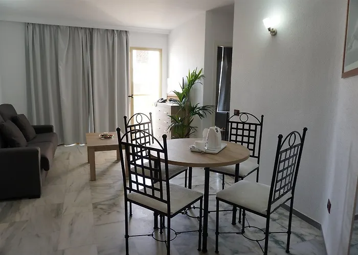 Ξενοδοχείο Piramides 3*